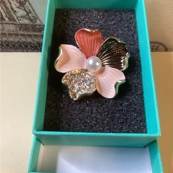 NEWT VINTAGE Elegant Floral Pearl Brooch. - Picture 4 of 11